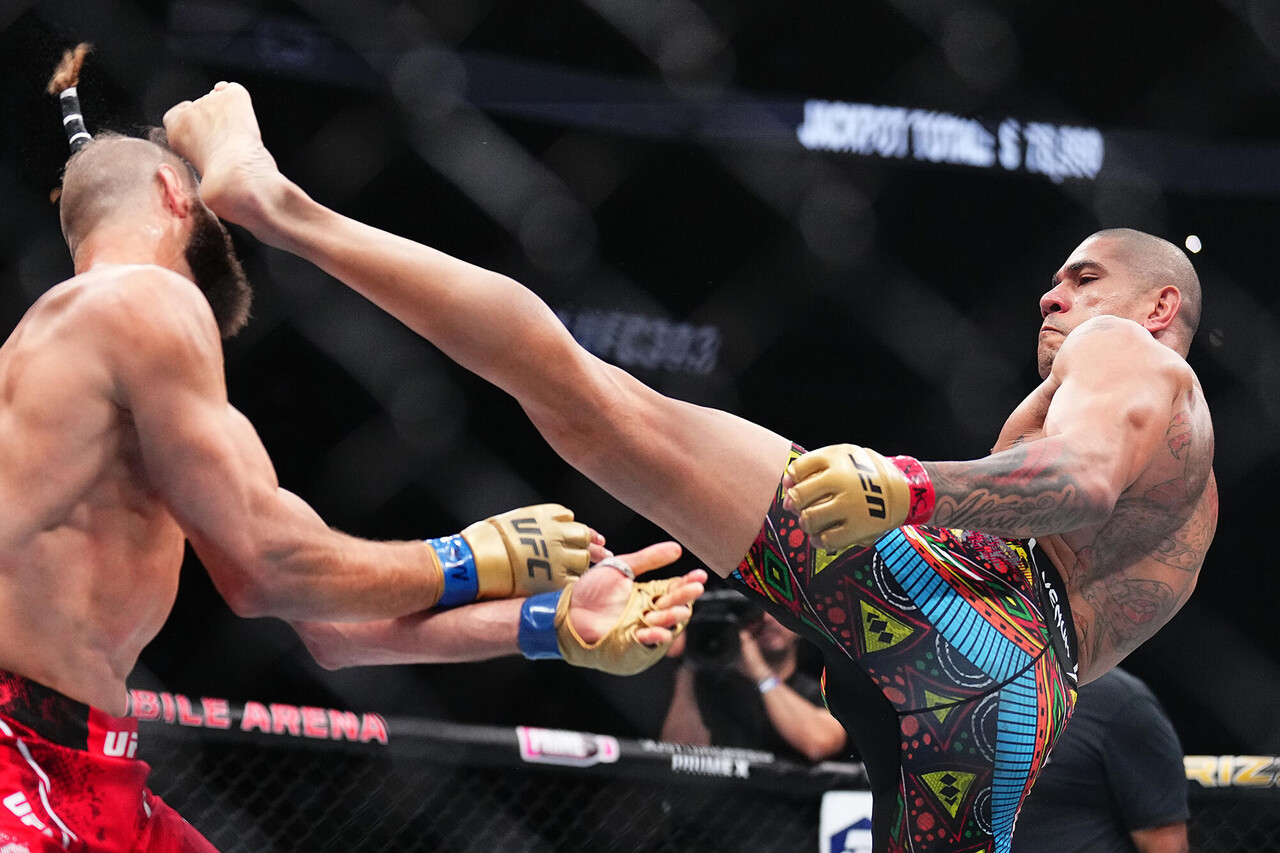 UFC 303에서 알렉스 페레이라의 화려한 TKO승, 라이트헤비급 챔피언 자리 지켰다