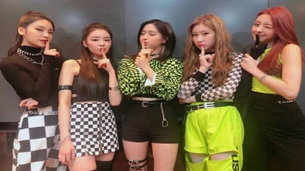 있지, JYP와 전원 재계약 확정…류진 '월말이 기다려지는 나날'