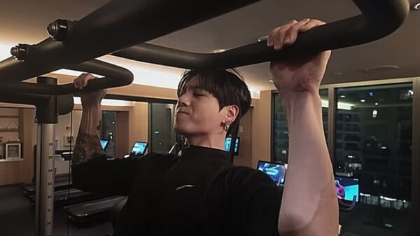 BTS 데뷔 13주년 FESTA, 정국 운동 영상 공개…핏줄 솟은 팔에 전 세계 '심쿵'