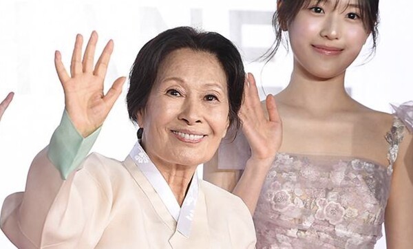 한복 입고 부산국제영화제 찾은 85세 김혜자